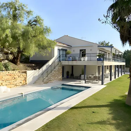 לינה וארוחת בוקר Entre Et Pinede Piscine 4*